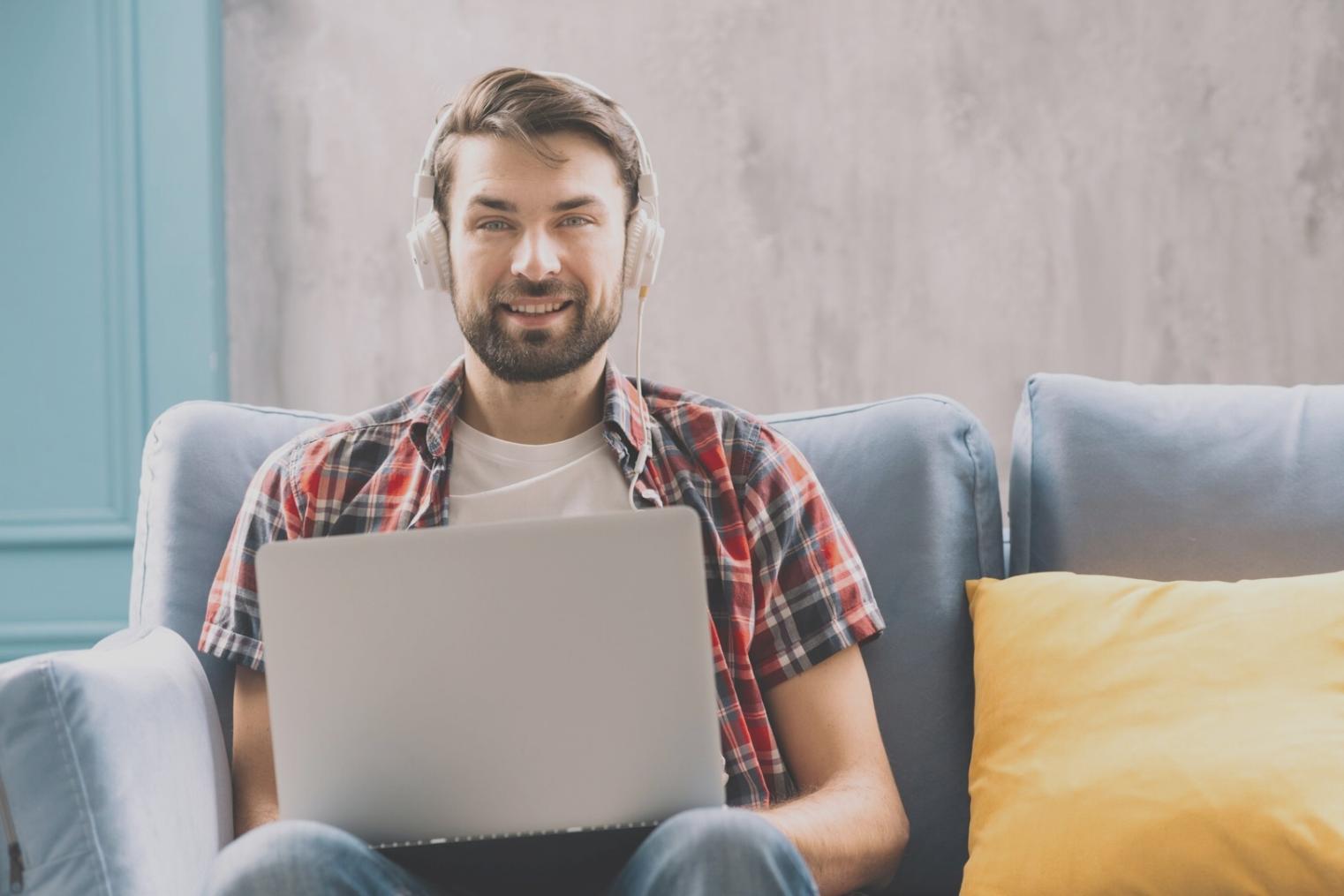 Analyse de données financières sur écran avec graphiques et tendances